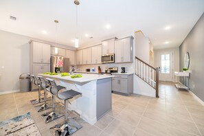 Refrigerador, microondas, parrilla de estufa y lavavajillas 