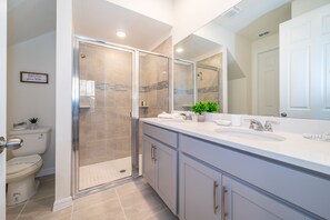 Combined shower/bathtub, hair dryer, towels - AL1802 Solara Resort 5 Beds 4.5 Baths Private Pool & Free Waterpark (Kissimmee)