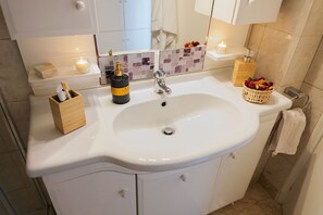 Shower, towels