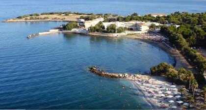 Summer condo, huge balconies, 5-minute walk to beach.