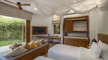 Villa, 3 slaapkamers (Pool Villa) | Een minibar, een kluis op de kamer, een bureau, een laptopwerkplek