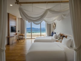 Minibar, odada kasa, masa, dizüstü bilgisayar çalışma alanı 