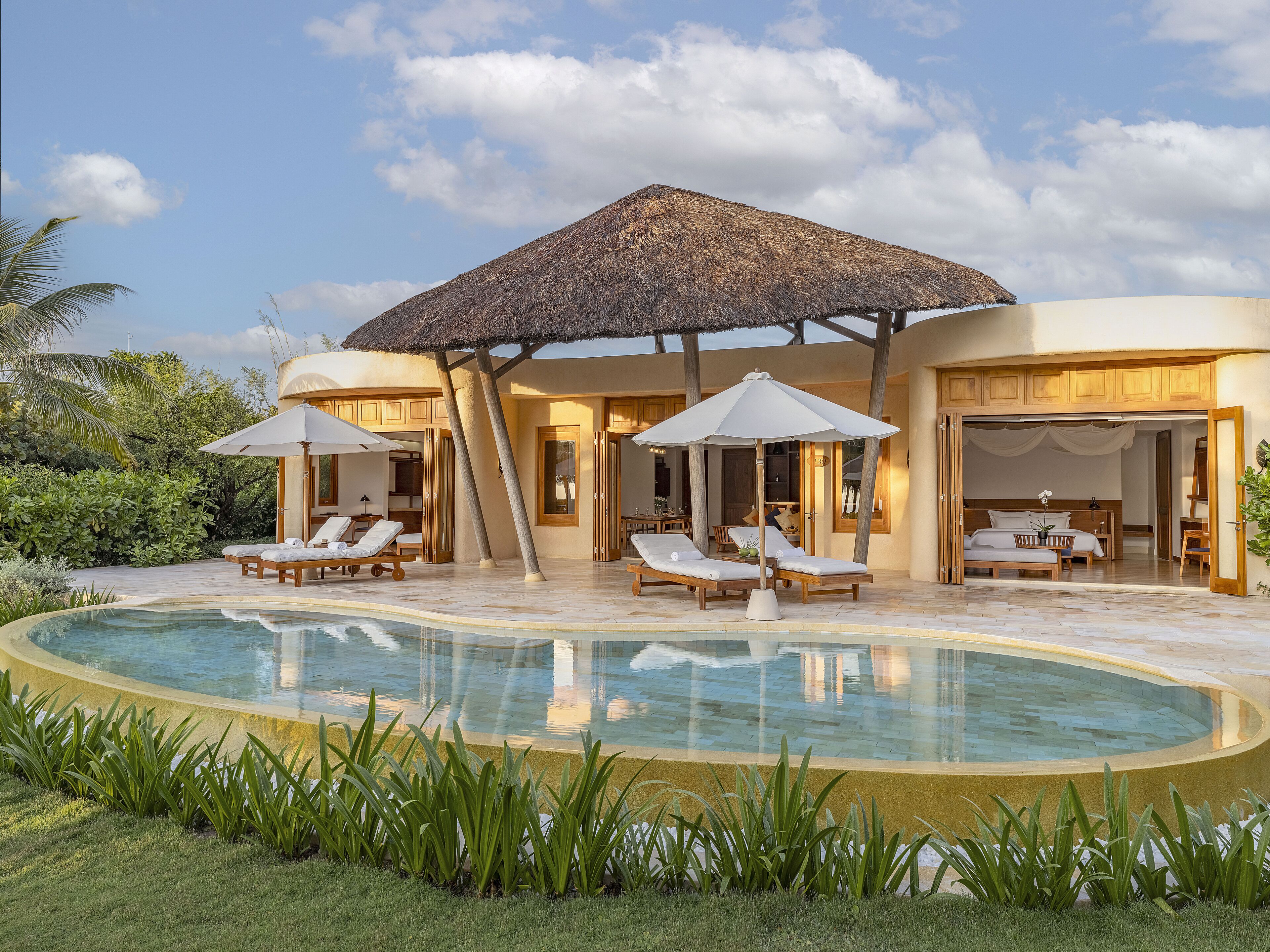 Minibar, caja de seguridad en la habitación y escritorio 