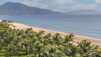 Playa privada, arena blanca, sillas reclinables de playa, sombrillas