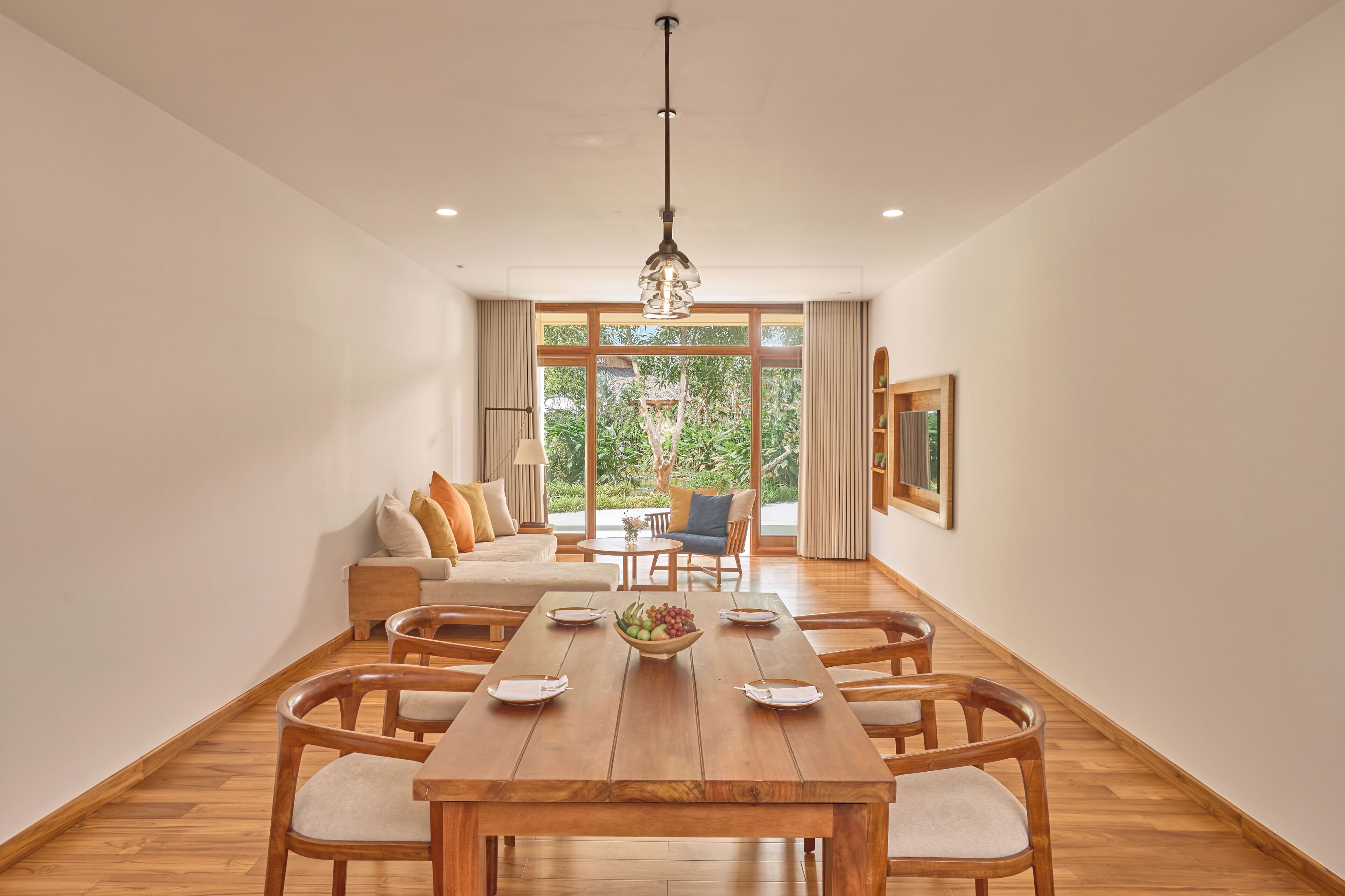 Villa, vue lagon (Lagoon 1-Bedroom Pool Villa) | Minibar, coffres-forts dans les chambres, bureau