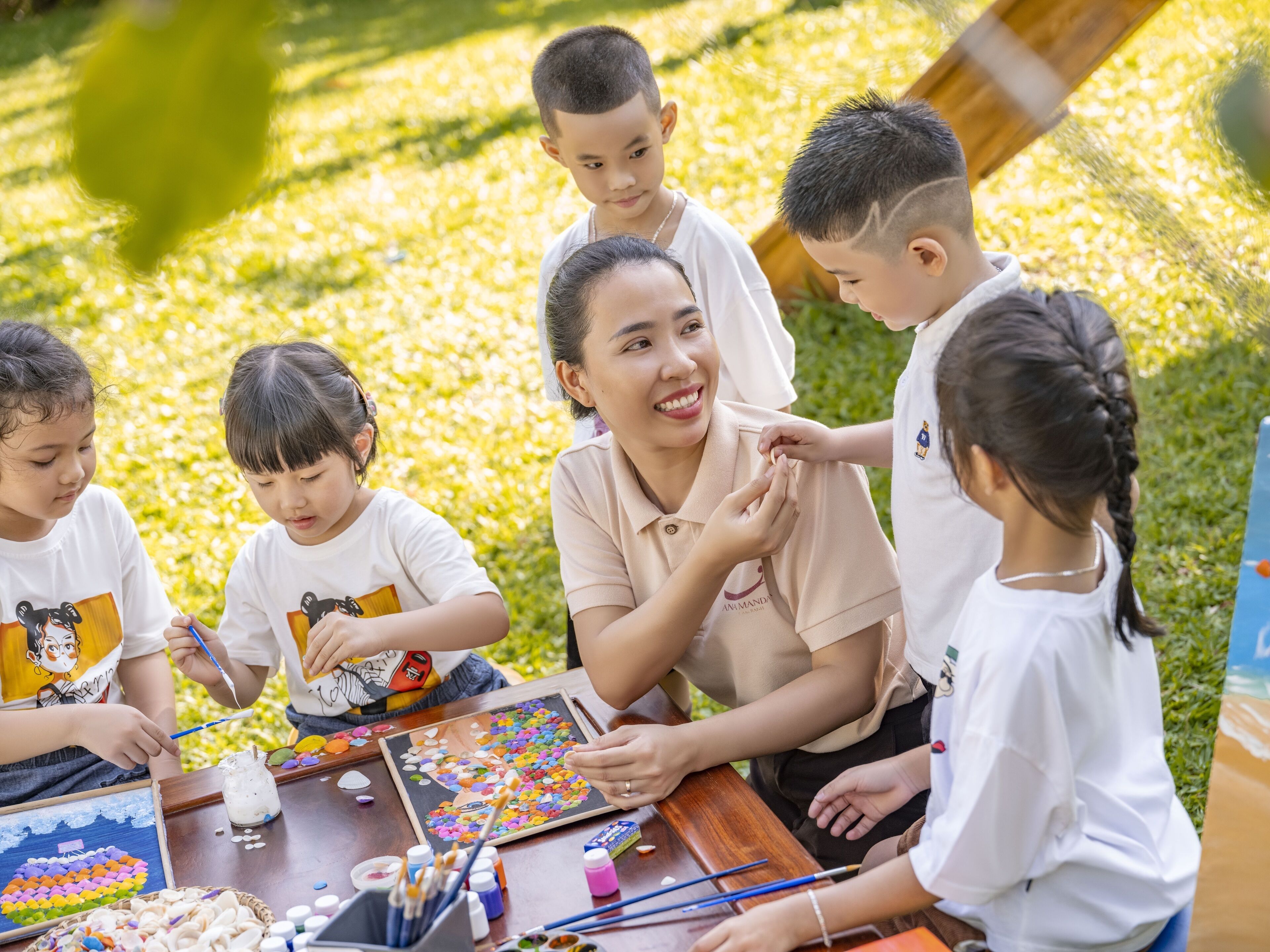 Un groupe d’enfants participait à une activité de peinture en plein air.