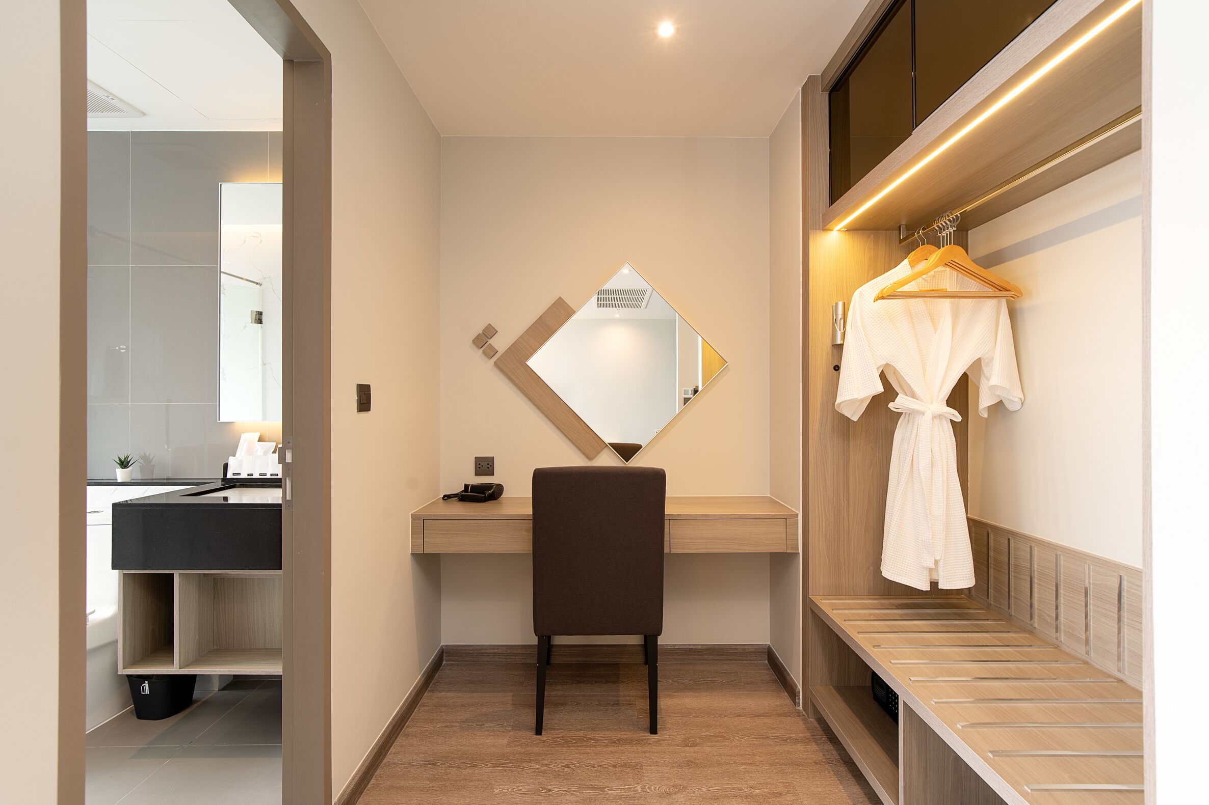 Chambre Deluxe avec lits jumeaux | Coffres-forts dans les chambres, bureau, rideaux occultants