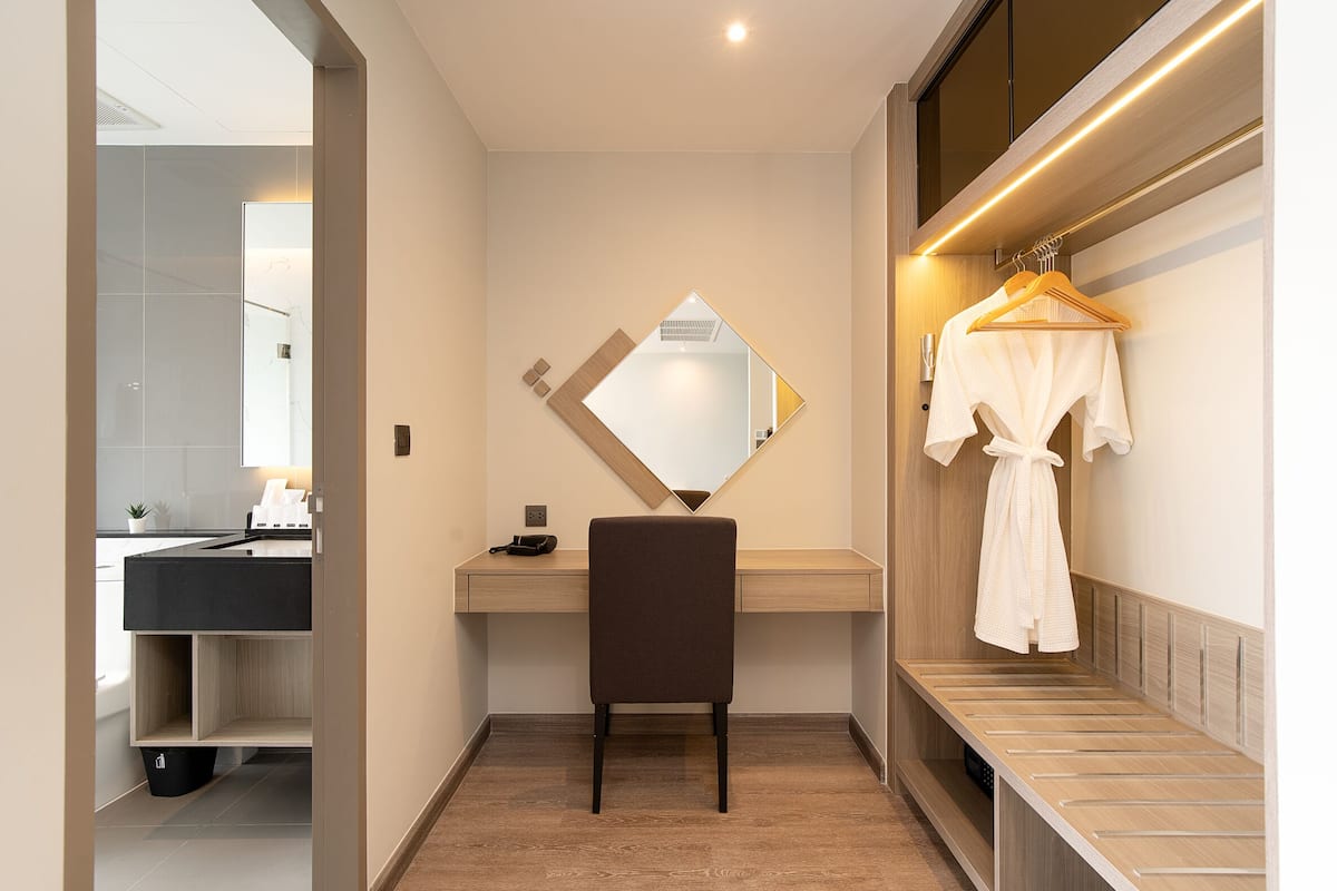 Deluxe Twin Room | In-room safe, desk, blackout drapes, iron/ironing board