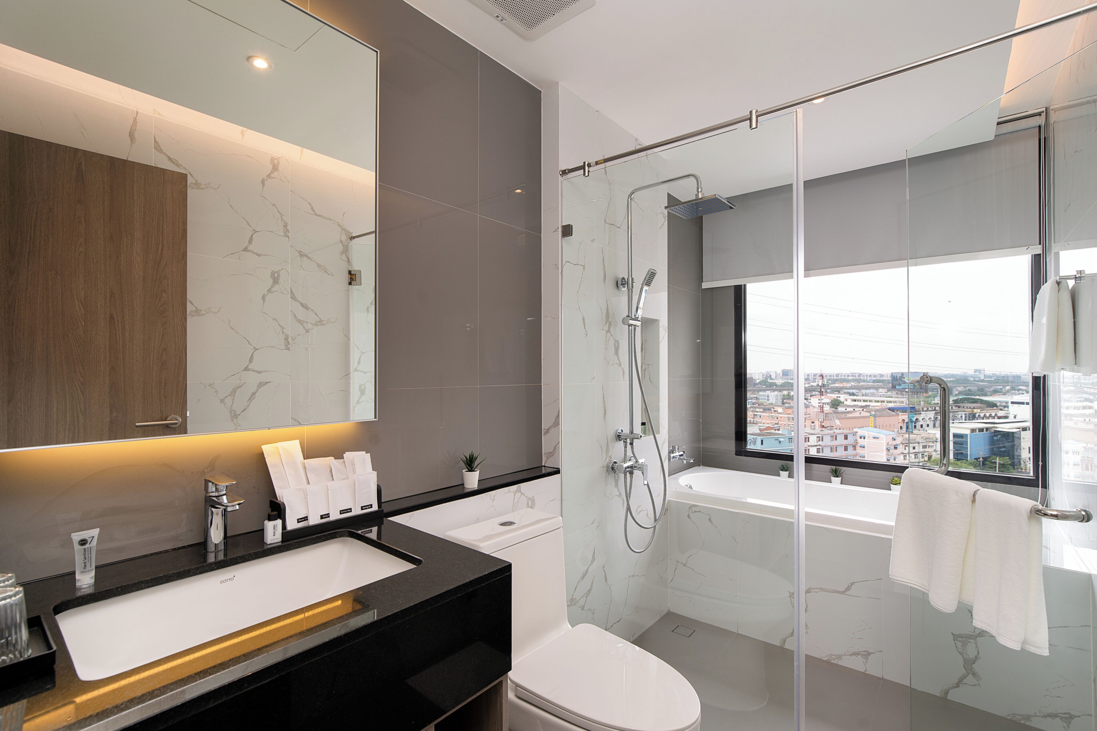 Doppia Deluxe | Una cassaforte in camera, una scrivania, tende oscuranti