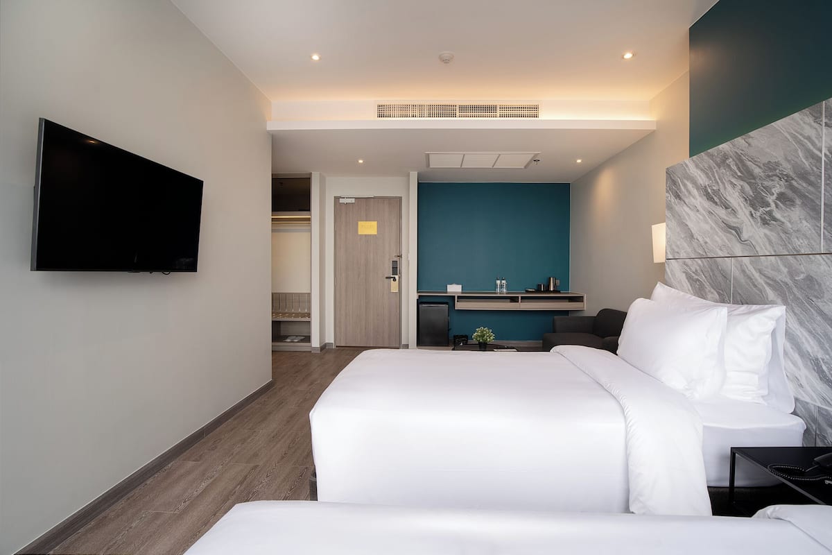 Kahden hengen deluxe-huone (kaksi sänkyä) | Tallelokero huoneessa, työpöytä, pimennysverhot, silitysrauta/-lauta