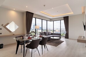 Zimmersafe, Schreibtisch, Verdunkelungsvorhänge, Bügeleisen/Bügelbrett