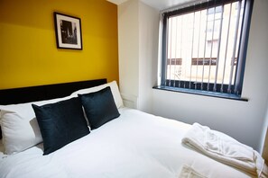 5 chambres, bureau, fer et planche à repasser, lit parapluie