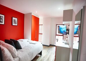 5 多间卧室、办公桌、熨斗/熨衣板、旅行婴儿床