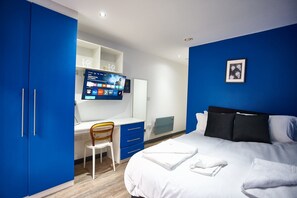 5 bedrooms, iron/ironing board, WiFi, bed sheets