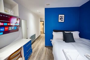 5 bedrooms, desk, iron/ironing board, travel cot