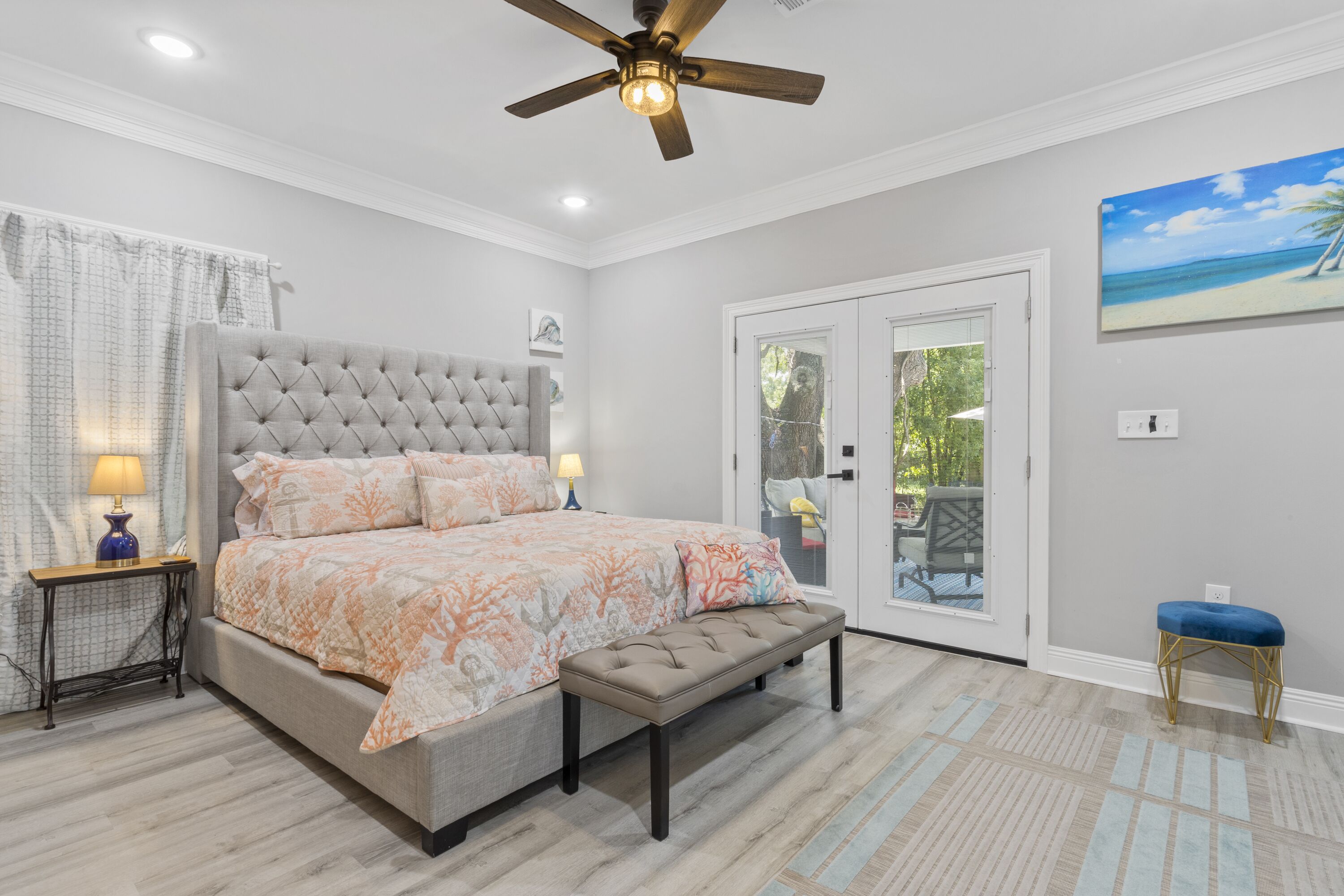 4 habitaciones, escritorio y tabla de planchar con plancha 