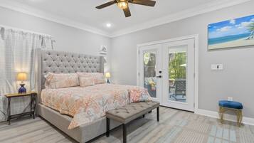 4 soverom, skrivebord, strykejern/-brett og reiseseng for barn