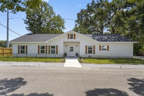 Exterior - Beautiful new home just mins to the beach, aquarium, BUC-EES, and Downtown! (Gulfport)