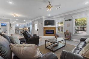 Smart TV, fireplace - Beautiful new home just mins to the beach, aquarium, BUC-EES, and Downtown! (Gulfport)