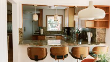 Geladeira, micro-ondas, fogão, cooktop