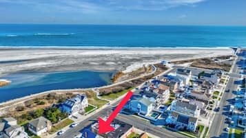 Vlak bij het strand, ligstoelen, strandlakens