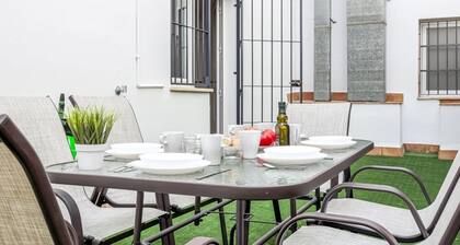 High quality apartment 3 bedrooms, 2 bathrooms & patio/ wifi. La Algaba