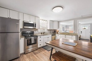 Refrigerador, microondas, lavavajillas y cafetera y tetera