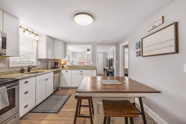 Réfrigérateur, four à micro-ondes, lave-vaisselle, cafetière-théière