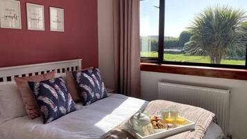 5 bedrooms, iron/ironing board, free WiFi, bed sheets