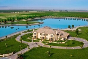 Exterior - Vista Del Lago: Lake, Pool, Spa and more! (Bakersfield)