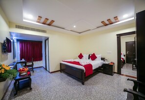 Habitación doble | Escritorio, camas supletorias, wifi gratis y ropa de cama