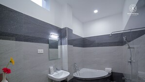 A modern bathroom with a sink, mirror, and a large bathtub. - Hotel Rivieraa (Vanur)