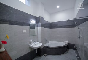 Separate tub and shower, towels