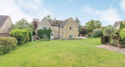 5 bedroom Cotswold holiday cottage with a superb garden - Elm Bank