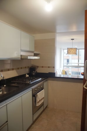 Mikrowelle, Ofen, Wasserkocher mit Kaffee-/Teezubehör