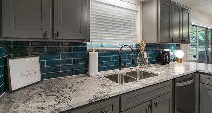 WOW! Hot Tub, Updated Downtown Bentonville 4Bed - Near Trails, All Things Dwntwn