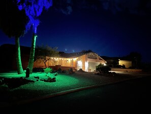 Exterior - Spacious 3 bdrm 3 bath home. Chilled Heated POOL. Hot Tub. Quiet South Location. (Lake Havasu City)