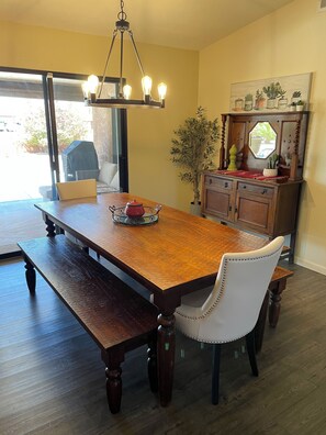 Dining - Spacious 3 bdrm 3 bath home. Chilled Heated POOL. Hot Tub. Quiet South Location. (Lake Havasu City)