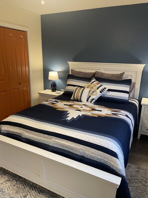3 bedrooms, iron/ironing board, free WiFi, bed sheets - Spacious 3 bdrm 3 bath home. Chilled Heated POOL. Hot Tub. Quiet South Location. (Lake Havasu City)