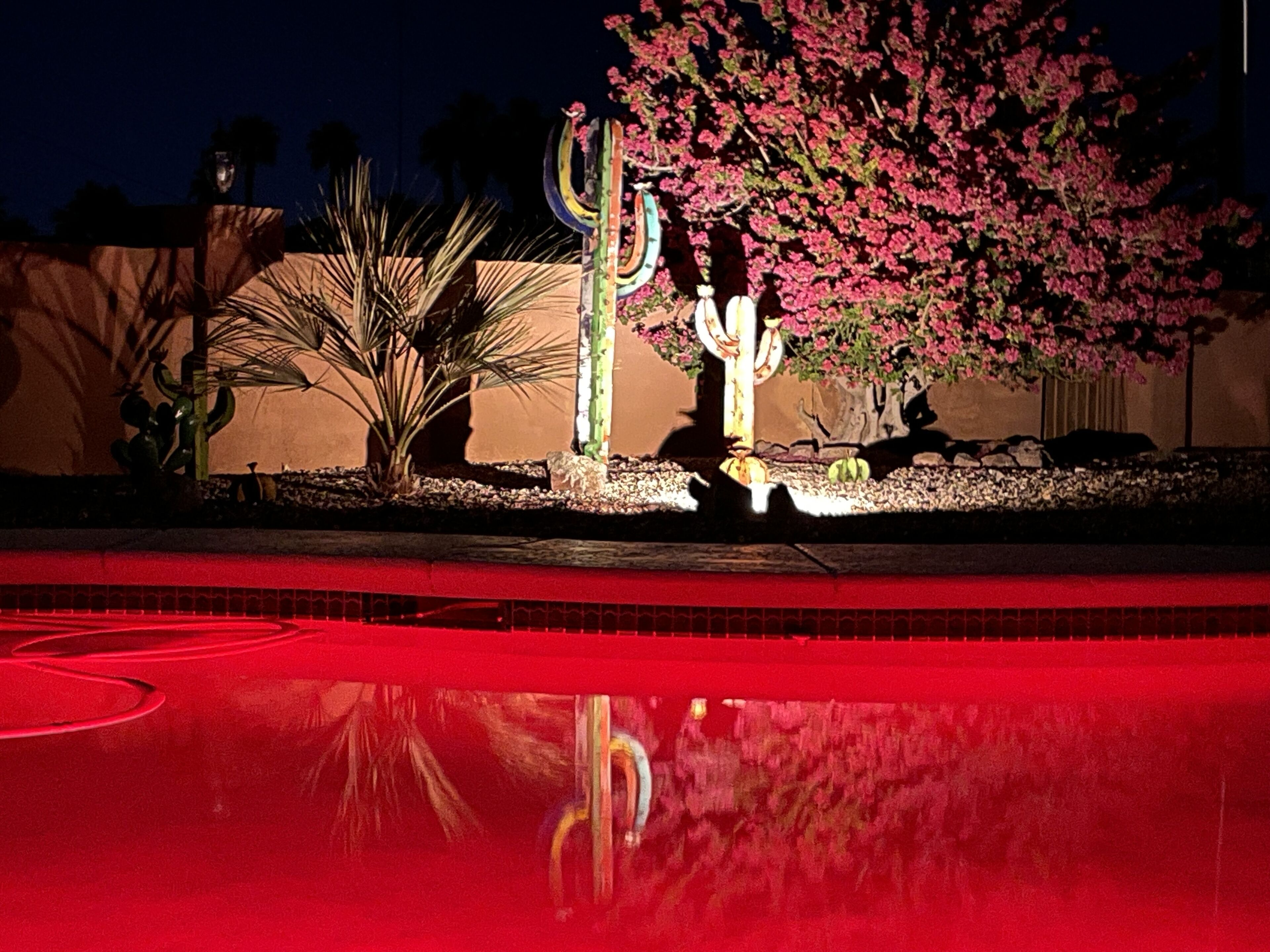 Una piscina al aire libre, una piscina climatizada