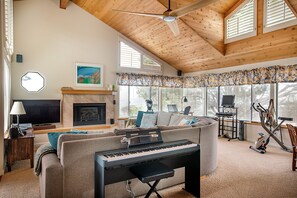 Smart-TV, peis, DVD-spiller og stereoanlegg