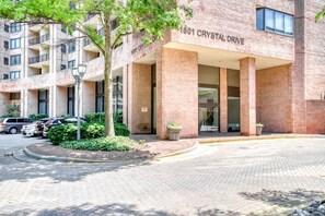 Exterior - Hip Pentagon City 1BR w/ W/D & Pool, near Reagan Airport, by Blueground (Arlington)