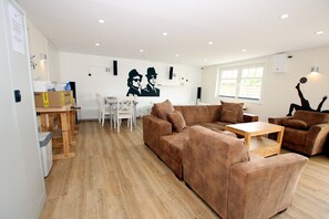 Fernseher, Kamin, DVD-Player, Stereoanlage