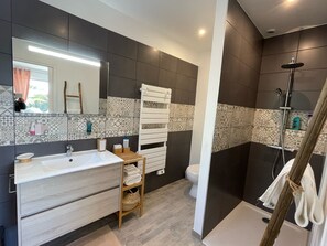 Dusche, Haartrockner, Handtücher