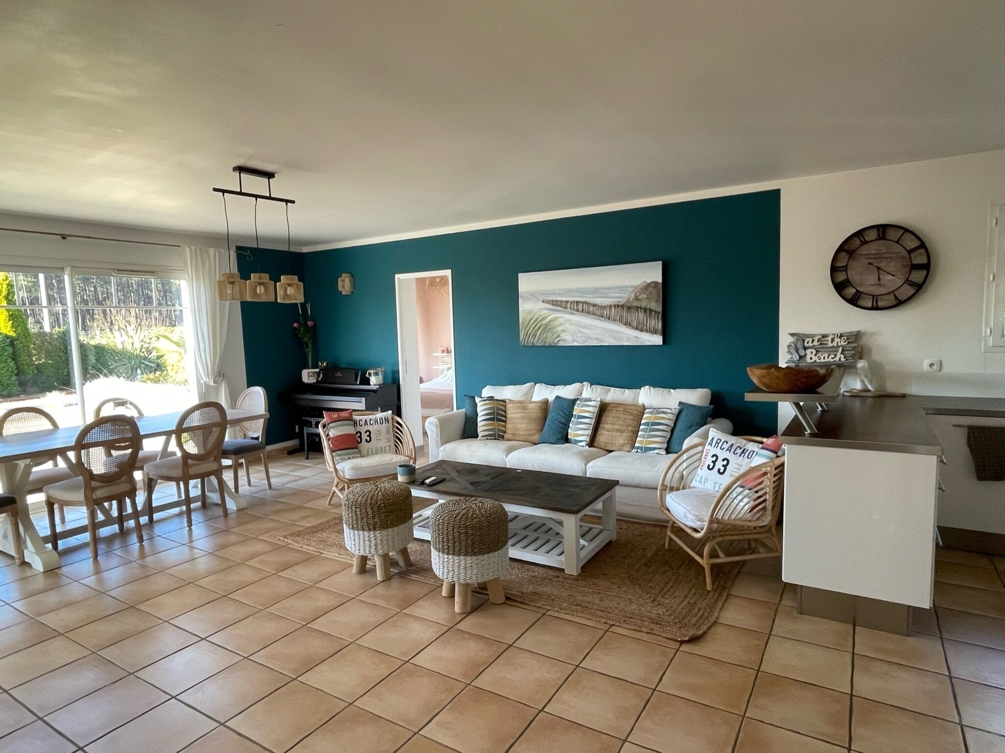 TV connectée, jeux vidéo, lecteur de DVD, livres