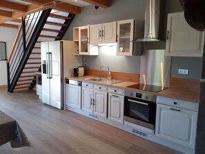 Réfrigérateur, four à micro-ondes, un four, surface de cuisson