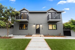 Exterior - Westside Living! Contemporary Venice Beach Studio Suite (Los Angeles)