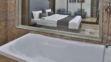 Suite presidencial | Baño | Regadera, amenidades de baño gratuitas, secadora de cabello, toallas 