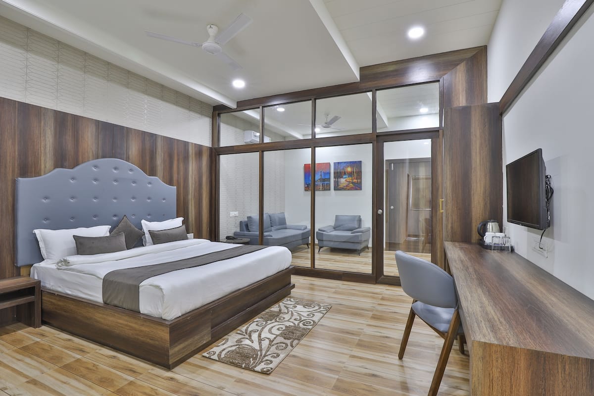 Un dormitorio moderno con una cama grande, un escritorio y una silla.