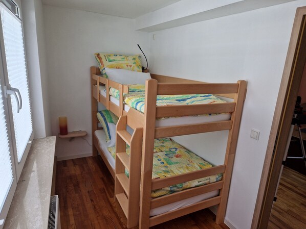 2 habitaciones, cunas, wifi gratis y ropa de cama 